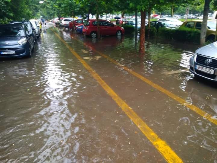 Străzi blocate după ploaia torențială din București