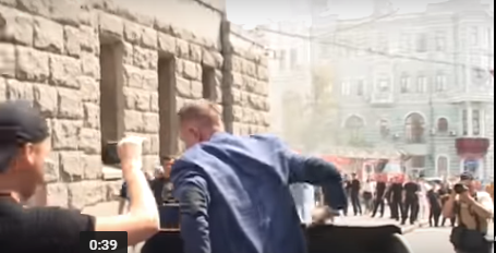 (VIDEO) Cu politicianul la gunoi. La propriu