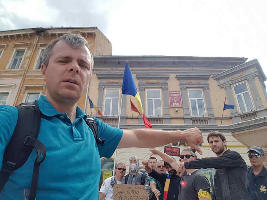 Scandal la ușa taberei #Rezist: „A luat-o razna”