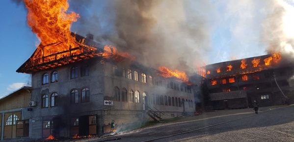 (VIDEO/FOTO) Chiliile unei mănăstiri, în flăcări