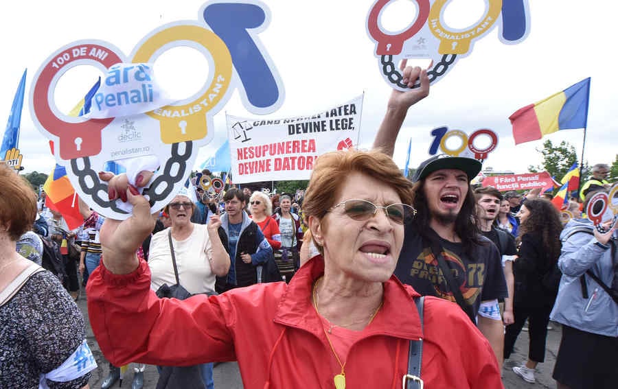 (FOTO/VIDEO) Protestatarii de la Parlament, în marş către Piaţa Victoriei