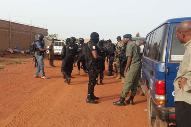 Doi civili uciși și opt militari francezi răniți într-un atac