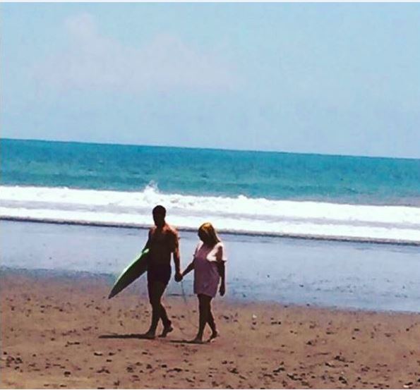 Elena Udrea, plimbare în trei pe malul mării