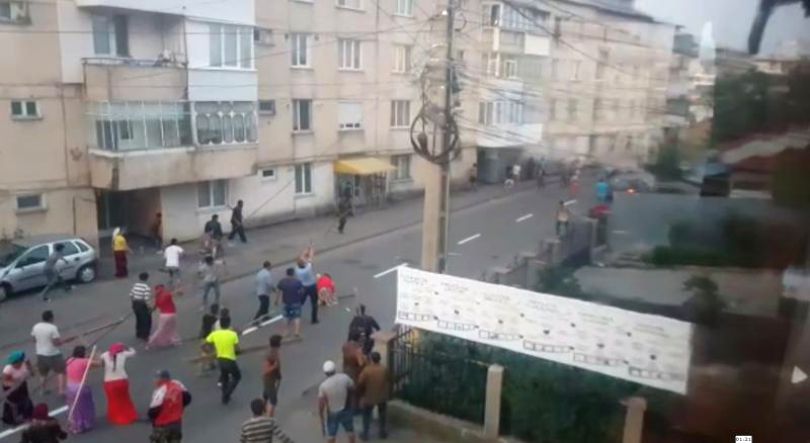 (VIDEO) Scene de război pe o stradă din Târgu Neamţ