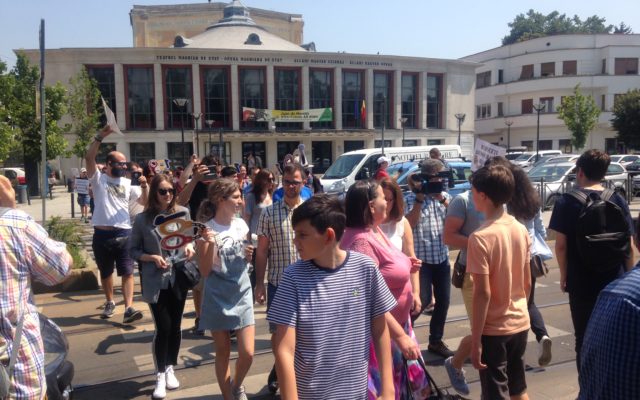 (VIDEO) Răscoala trecerii de pietoni: „Reduceți democrația, blocăm România”