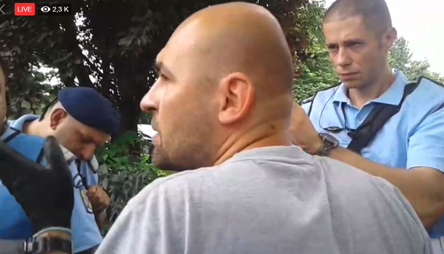 (VIDEO) A ameninţat că îşi va da foc la Guvern