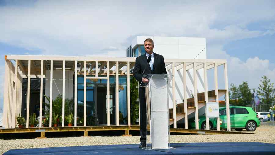 Klaus Iohannis critică sistemul din care vine