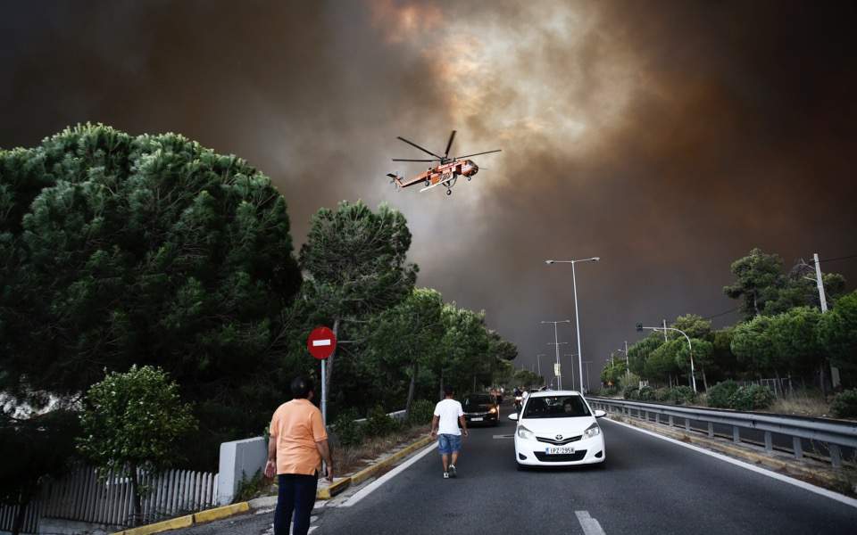 Români în luptă cu incendiile Greciei