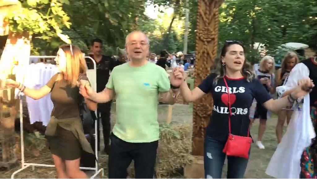 Untold-cealaltă faţă a unei adunături