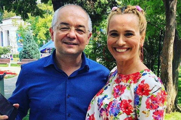 Untold și interesele din spatele scenei