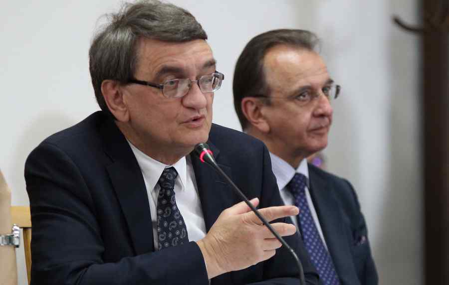 Țara arde și Victor Ciorbea este în concediu