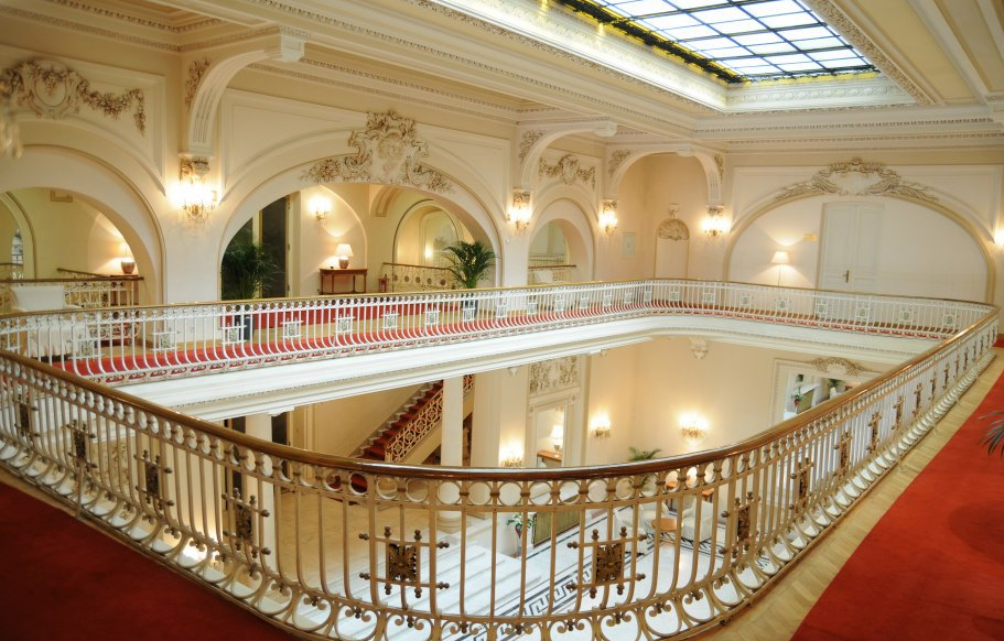 Artişti figurativi, umiliţi la Sinaia