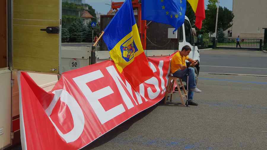 Proteste vesele și triste