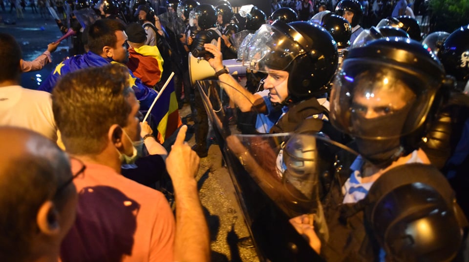Violență extremă în Piața Victoriei