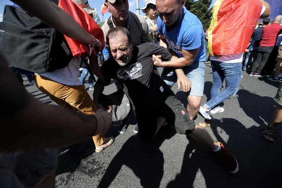 Protest Diaspora. Pungi cu excremente aruncate din mulțime