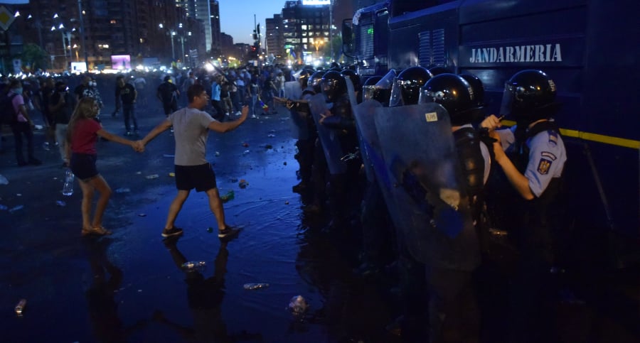 Șapte protestatari dintr-o lovitură