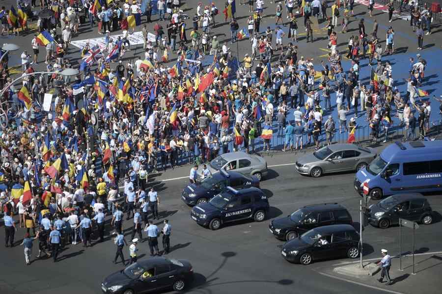 Staţia de metrou Piaţa Victoriei redeschisă