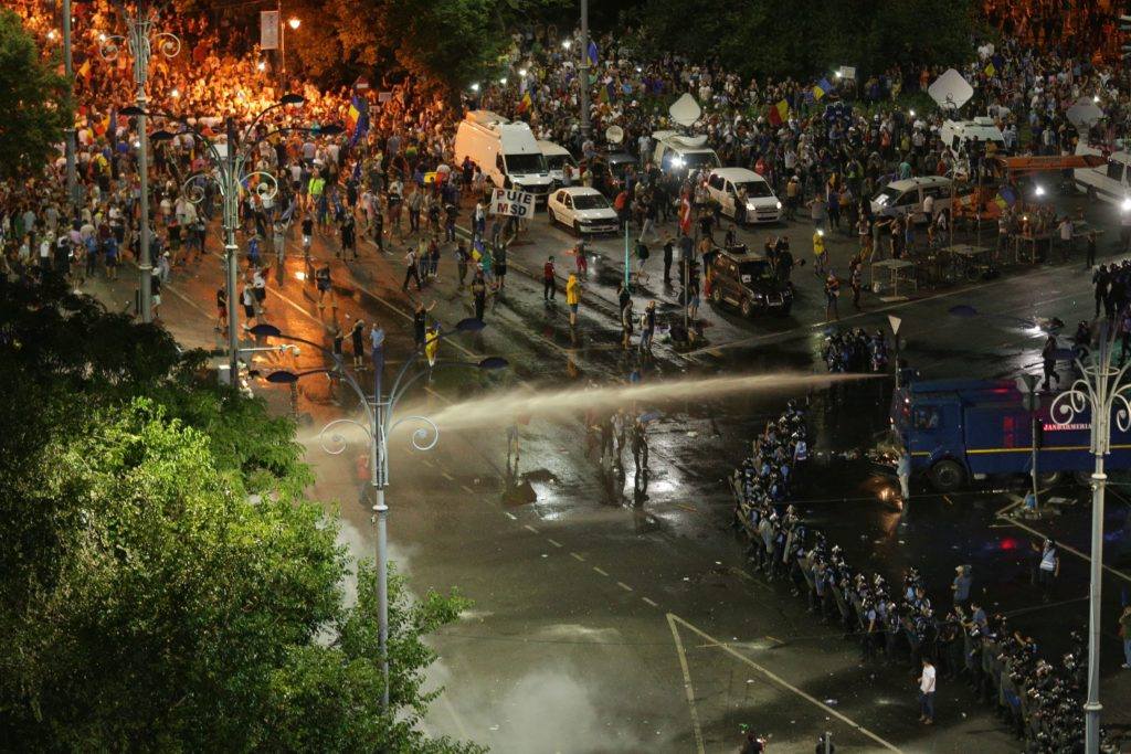 Protestatarii, invitați să-i „toarne” pe jandarmi