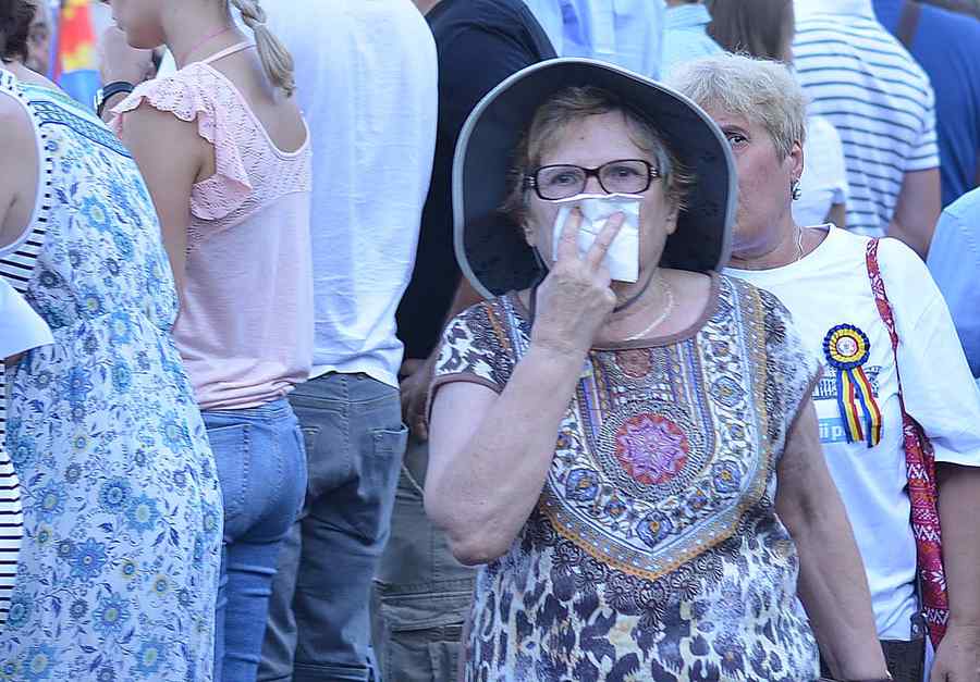 Zeci de persoane la spital după expunerea la gazele lacrimogene