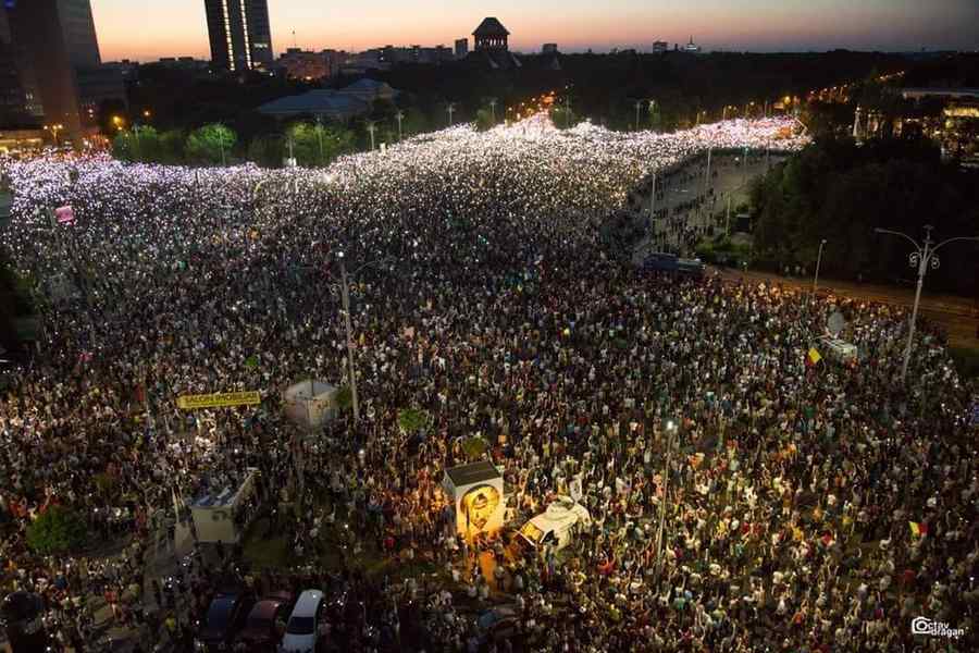 (VIDEO/FOTO) Răscoala găinii, a cățelului și a M..i la Guvern