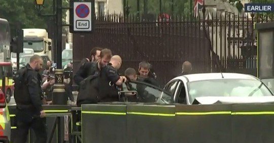 (VIDEO ALERTĂ) Cu mașina în bariera de la Parlament