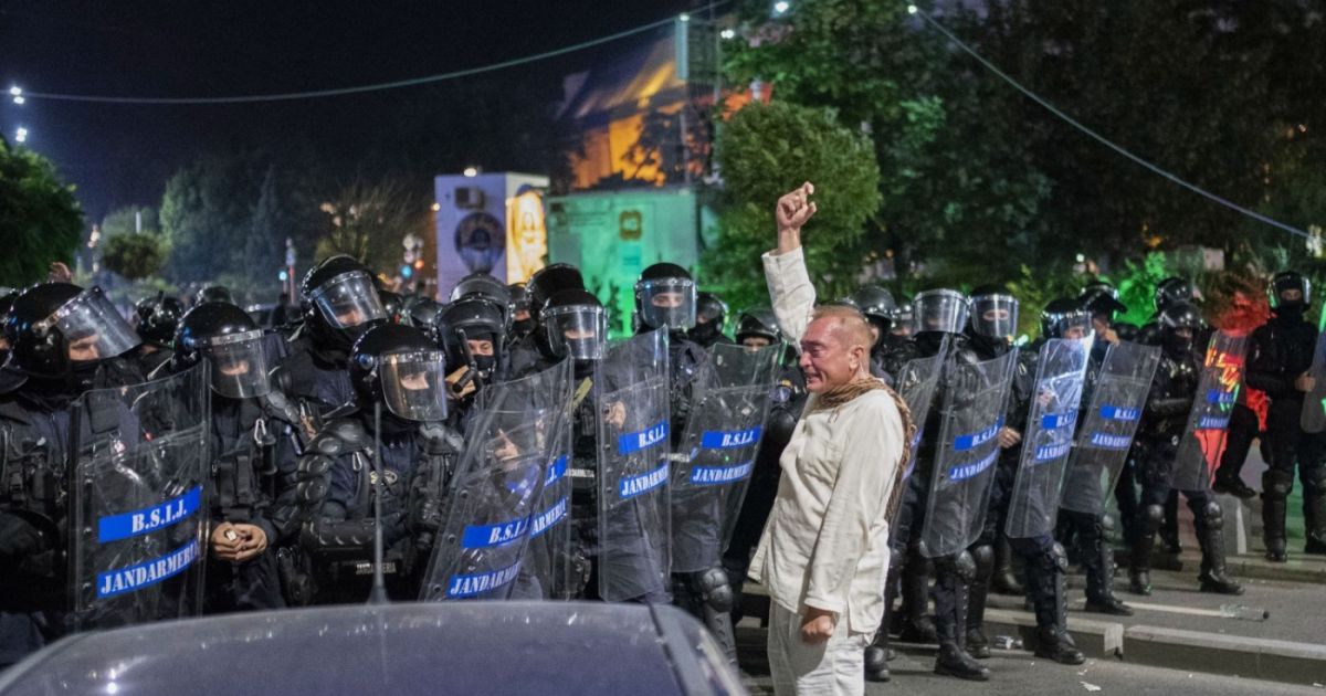 „Omul în alb” de la protest:  „S-au primit două informaţii”