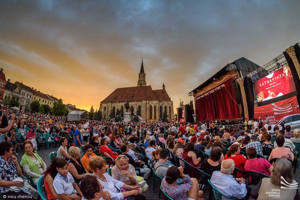 Cortina se ridică la Opera din Cluj în faţa întregii cetăţi     