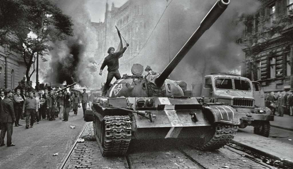 Zdrobirea Primăverii de la Praga: prima zi văzută de agenţia France Presse