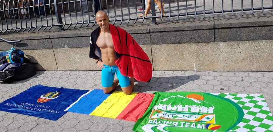 A ocolit Insula Manhattan înotând  48 de kilometri în 8 ore și 3 minute!