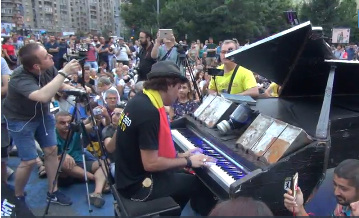 (VIDEO) Recital Davide Martello la protestul #Rezist