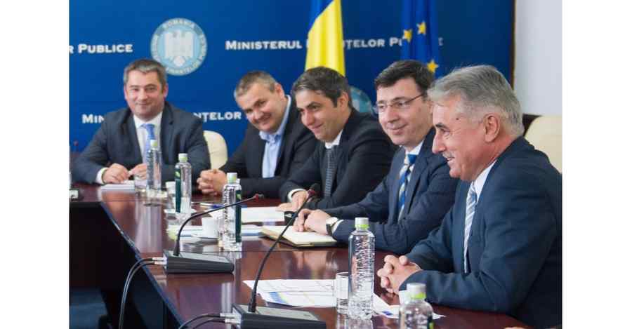 Doi într-unul. Iohannis a semnat