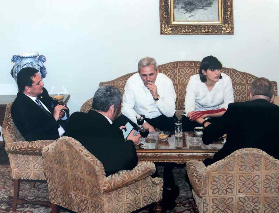 (FOTO) Dragnea și Codruța, doi pe-o bancă