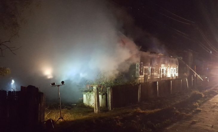 (VIDEO) Casa unei cunoscute cântărețe, în flăcări
