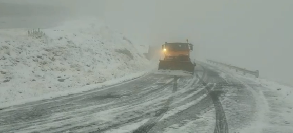 (VIDEO) Iarnă în toată regula pe un drum cunoscut