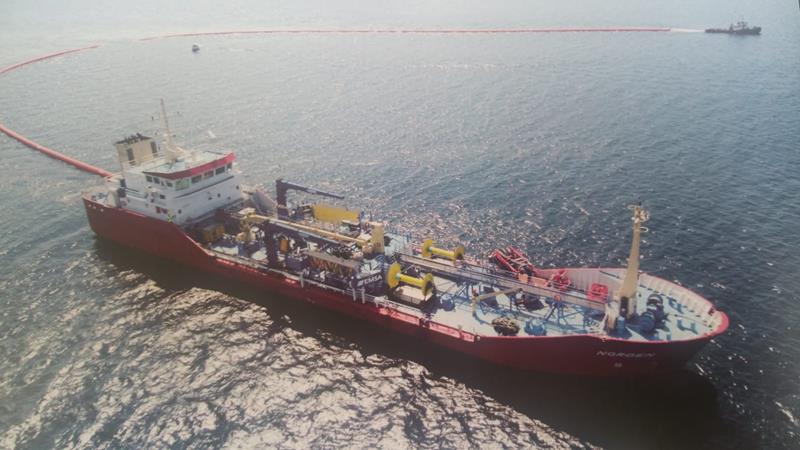 POLUARE masivă după coliziunea între două nave