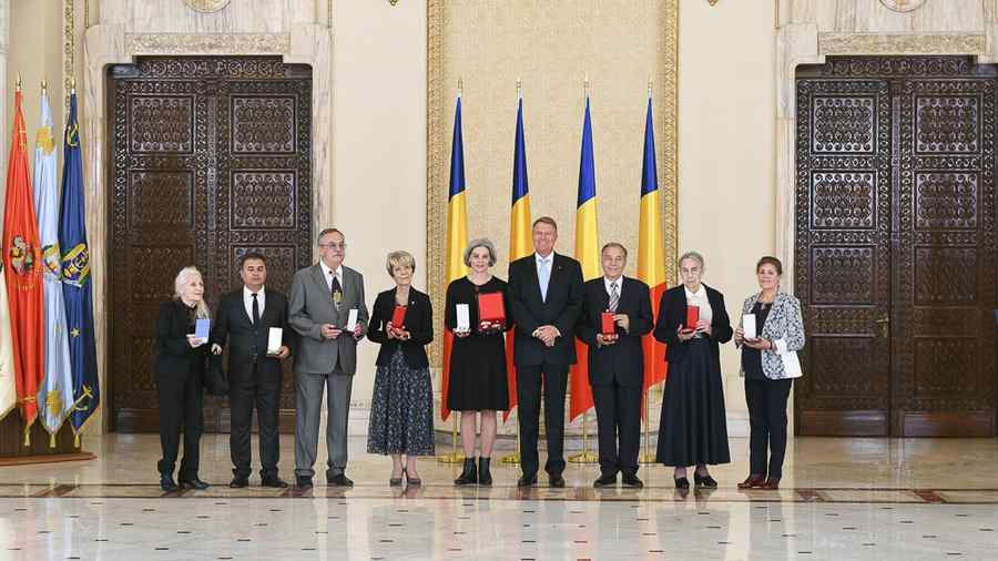 Decoraţii pentru Teatrul Evreiesc de Stat din partea Preşedintelui României