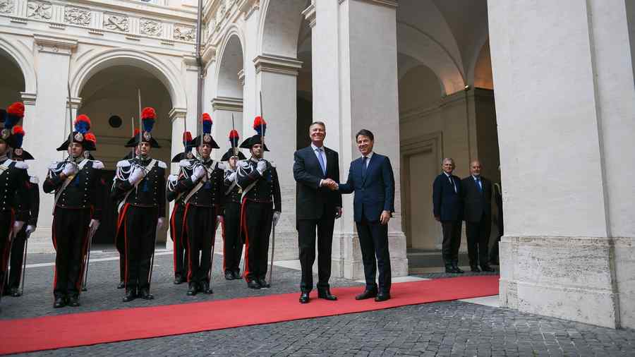 (VIDEO) Garda cu onorul, Iohannis cu plecatul