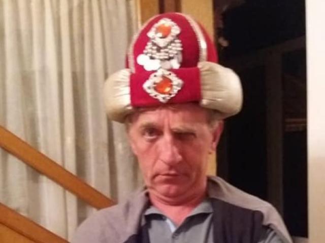 Unii cu statul paralel, alții cu lumea paralelă…