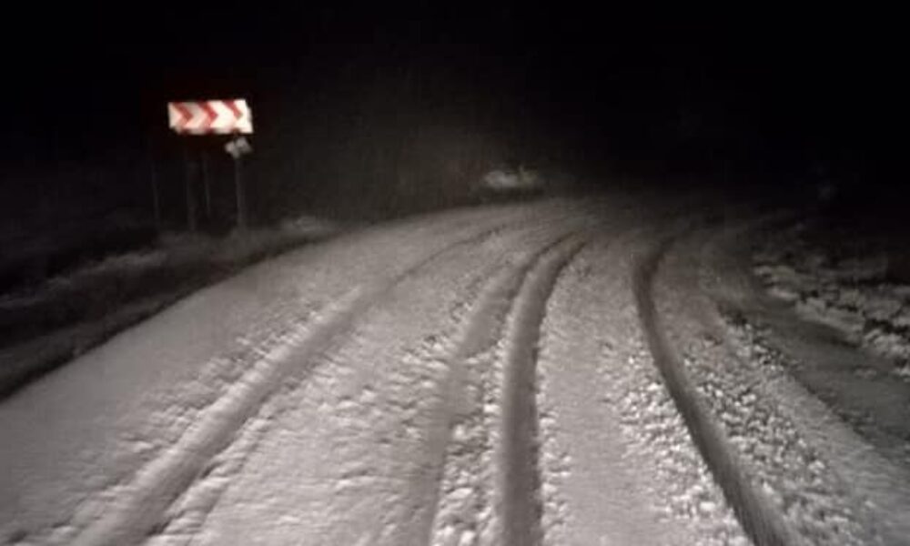 Atenție, șoferi! Drumuri acoperite de zăpadă