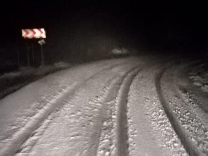 Atenție, șoferi! Drumuri acoperite de zăpadă