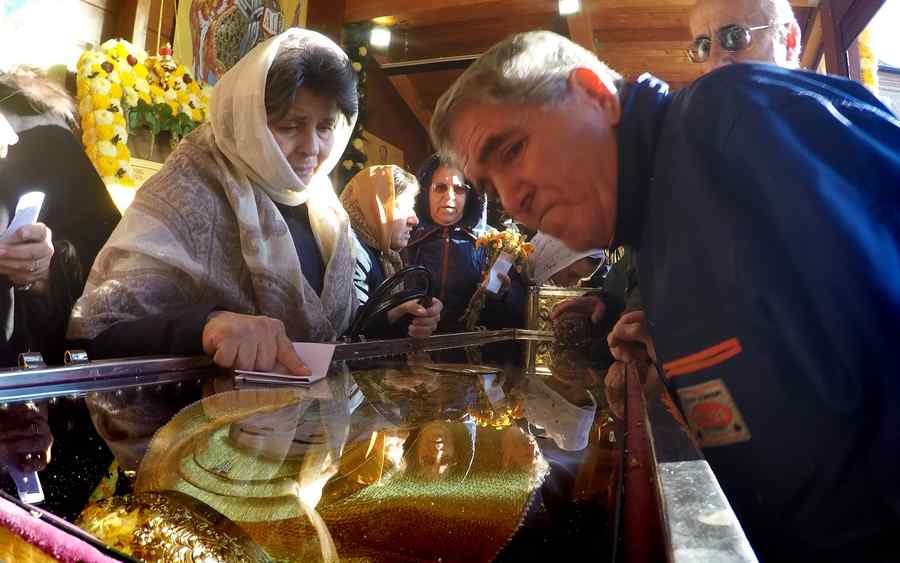 Patriarhia dă de pământ cu guvernanţii