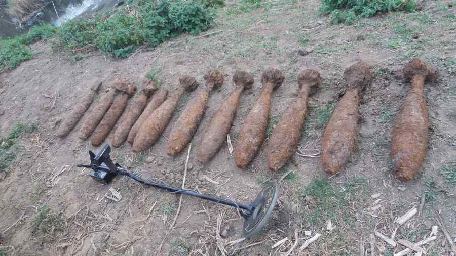 (FOTO) Zeci de bombe lângă Arad