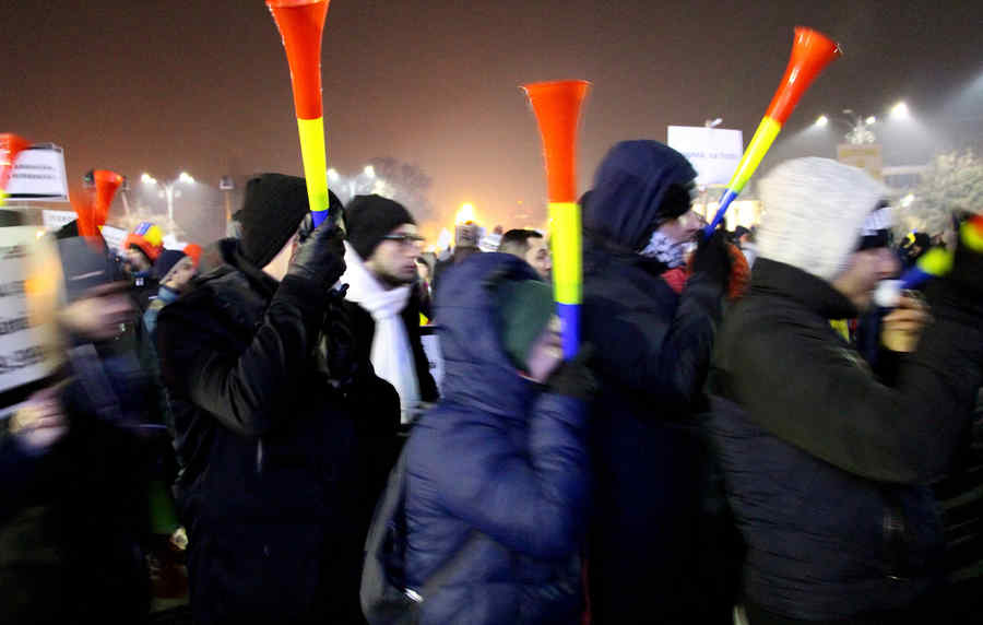 Aseară a ieșit lumea-n stradă să apere libertatea poporului român greu avariată