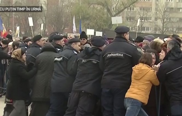 Îmbrânceli între enoriași și jandarmi  (VIDEO)