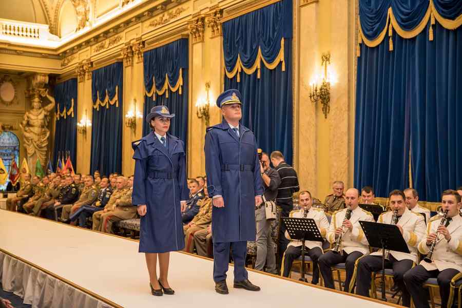 Militari români, îmbrăcaţi de A. Ciucu