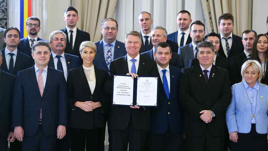 (FOTO/VIDEO) Iohannis a tăiat panglica la… lege