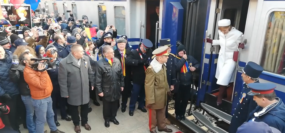 (VIDEO) Imagini cu sosirea Familiei Regale în orașul Marii Uniri