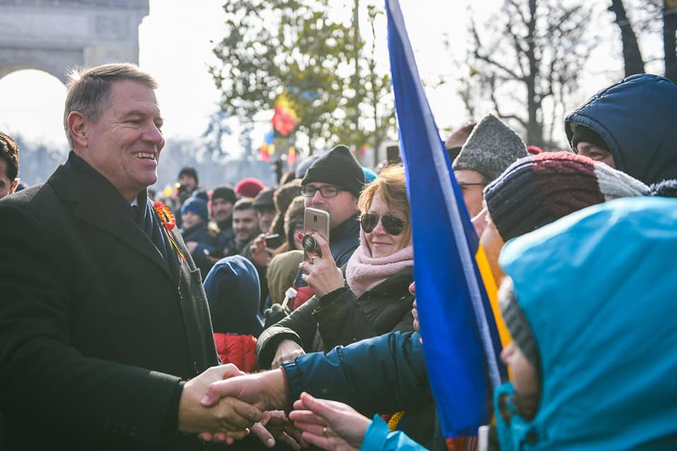 Klaus Iohannis s-a îmbăiat în mulțime