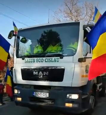 Imagini de senzație: Paradă cu mașinile de gunoaie de Ziua Națională