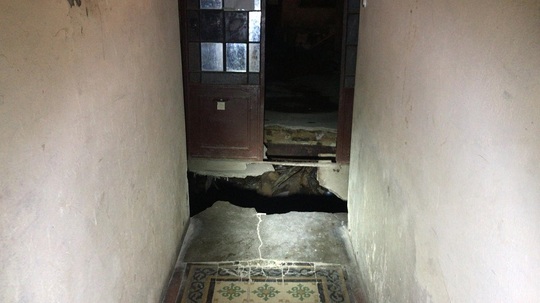 (FOTO) Incident șoc: S-a prăbuşit podeaua